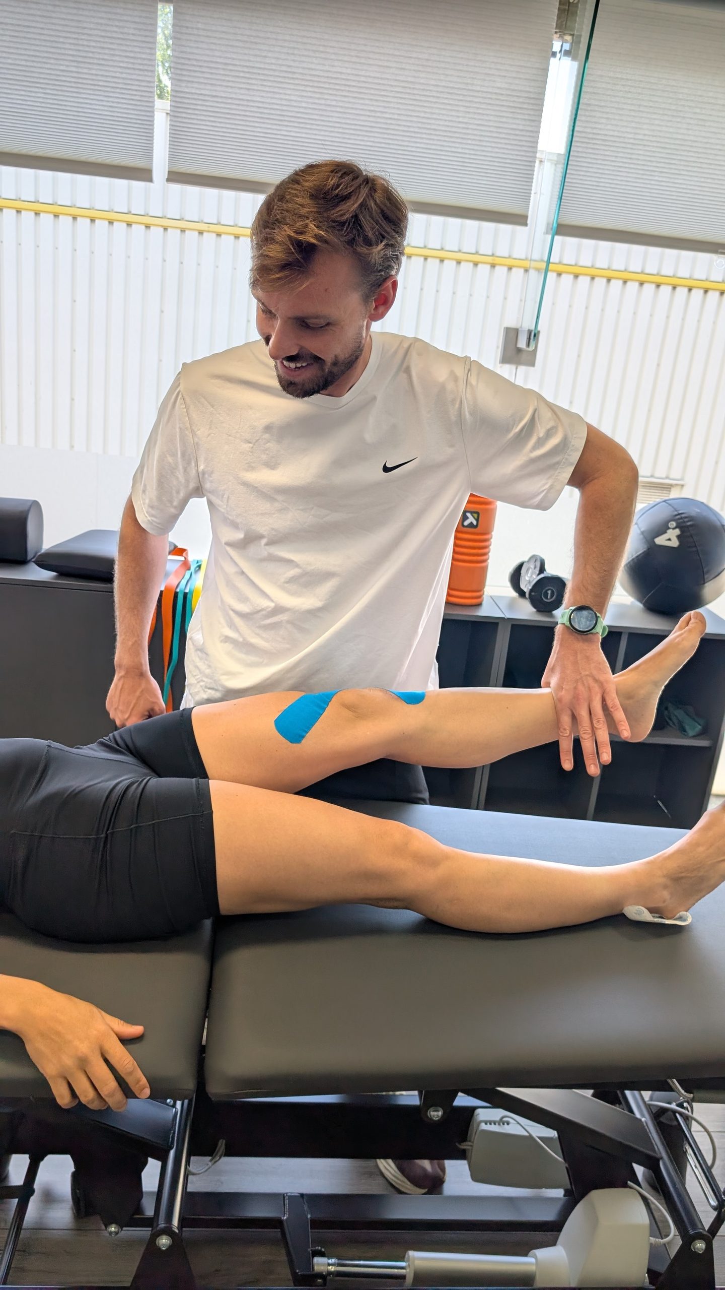 Fysiotherapeut van De Fysio Hillegersberg behandelt en test de knie tijdens conservatieve revalidatie na een kruisbandblessure